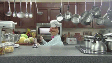 Gif do muppet cozinheiro, batucando panelas, com a cozinha toda em movimento